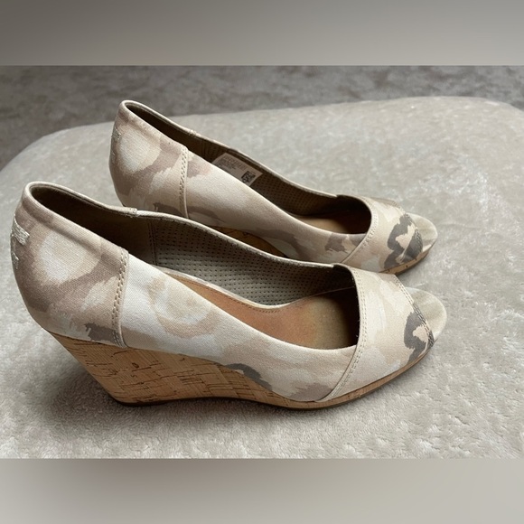 TOMS Stella Peep Toe Wedge Heels, Camo Neutral, Size 7 - Picture 9 of 9